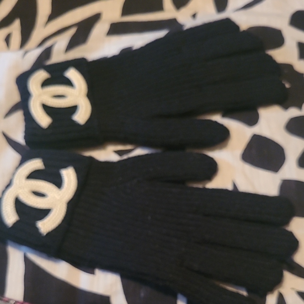 CHANEL Black and White Logo Knit Gloves